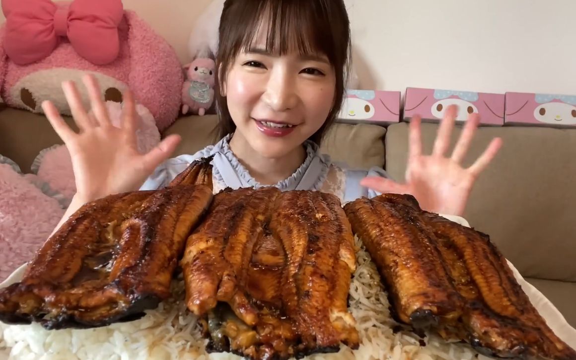 大胃王萌梓:大口大口吃特大鳗鱼!