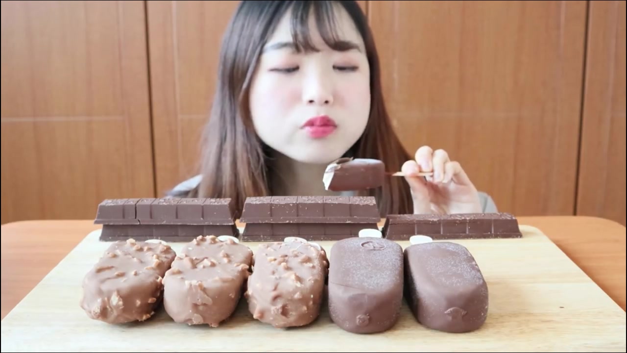 吃播剪说话young小姐姐吃一排梦龙雪糕