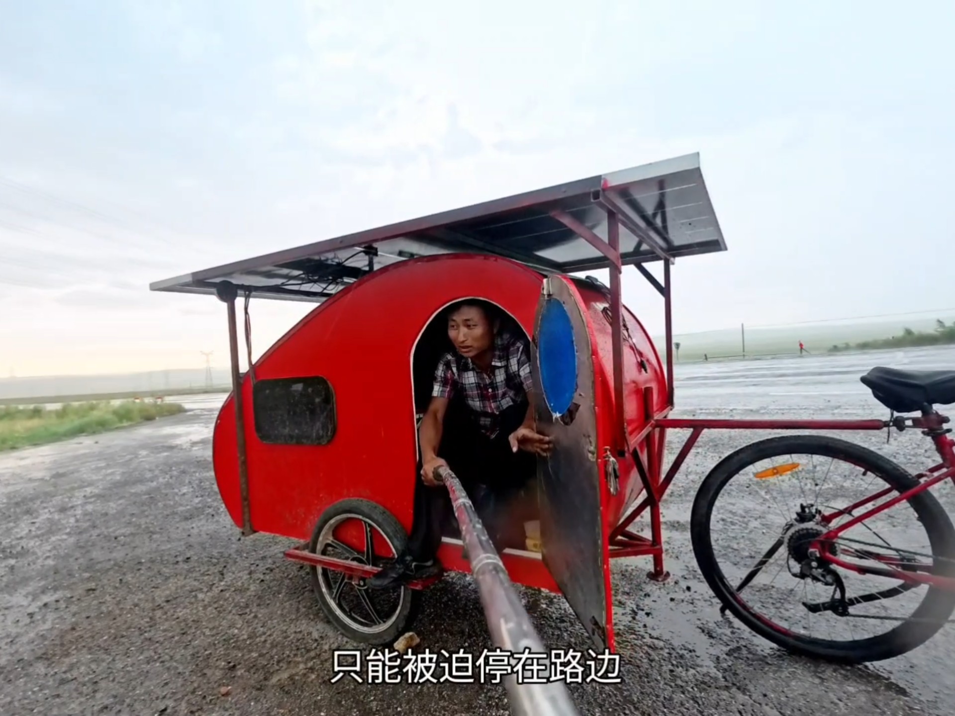 骑行40公里抵达锡林浩特，半路突遇大暴雨，无奈停在路边避雨