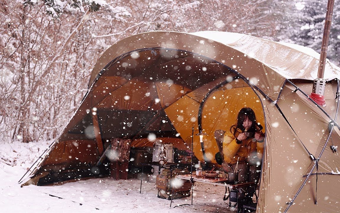 [图]【4K】在幽静的山间雪中露营。 放松 听雪花飘落的声音。