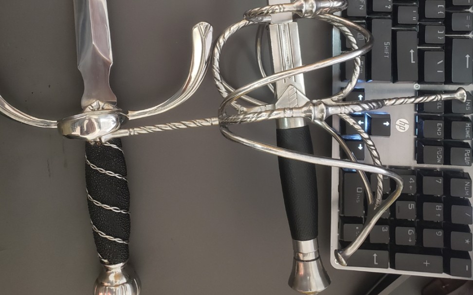 汉威迅捷剑和冷钢伙伴短剑