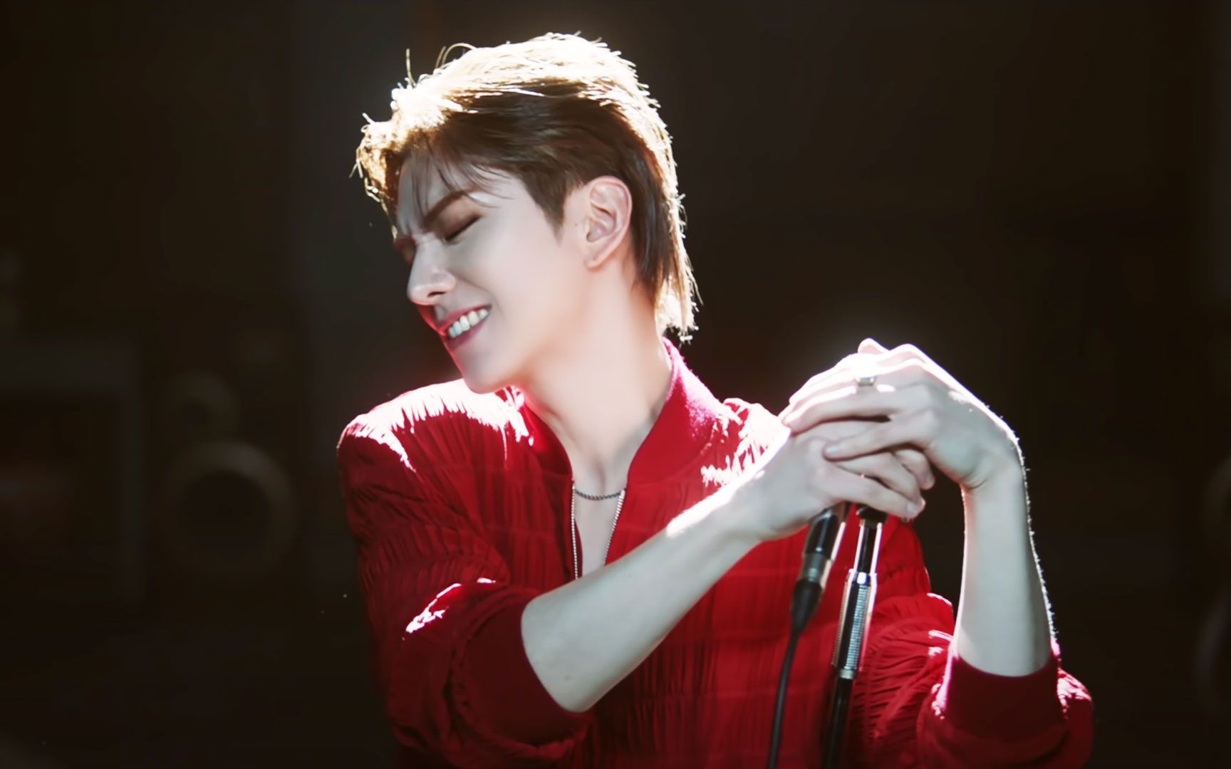 刘基贤凭借预告里的红衣狼奔造型就杀疯了芒叉灵魂大主唱出道第8年