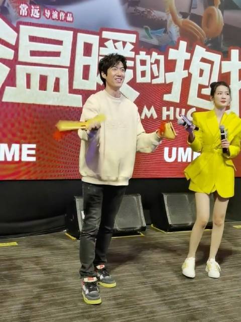 温暖的抱抱路演常远必展示技能打快板儿哈哈温暖的抱抱