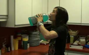 Download Video: 【Matt Stonie】挑战128oz的佳得乐