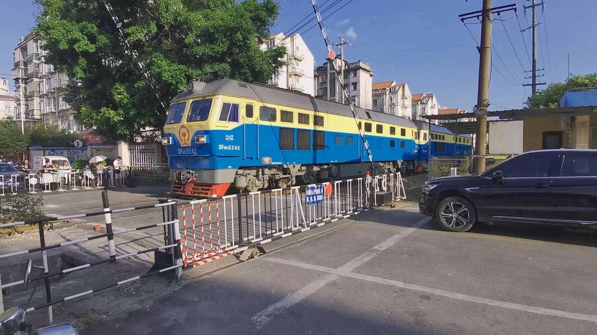 多辆内燃机车重联(2辆df4dh,一辆df4b,一辆df5)