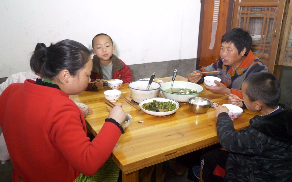 农村媳妇带儿子摘苦菜,新鲜的苦菜煮排骨汤,喝上一碗,真过瘾哔哩哔哩bilibili