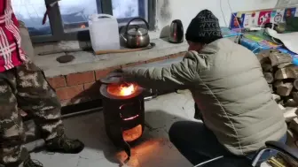 Скачать видео: 东北林区夜间零下38度，山上值班真的很辛苦，炉子和火炕取暖都冷。