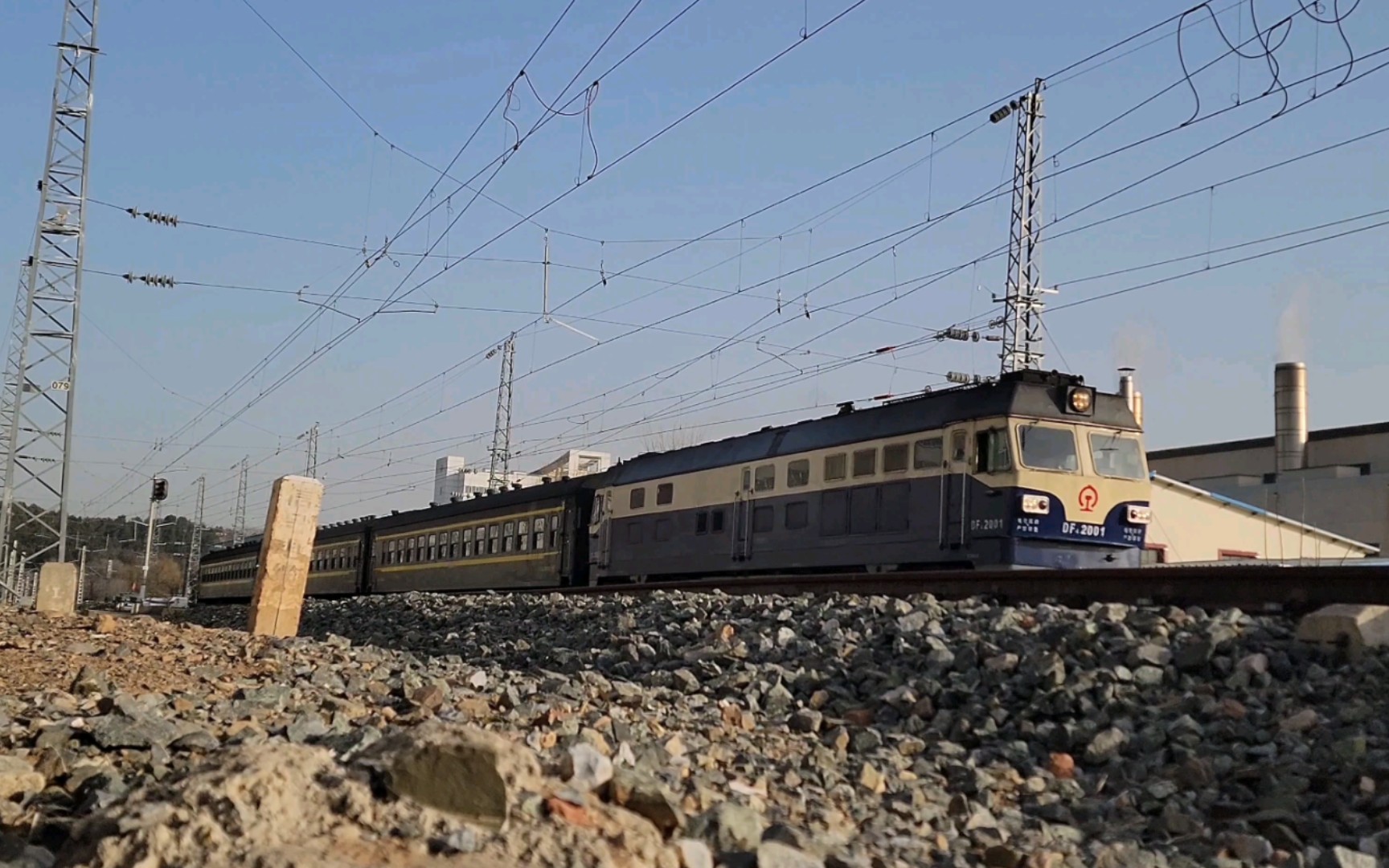 4472次列车驶入昌平北站(本务京局怀段df4c-2001)