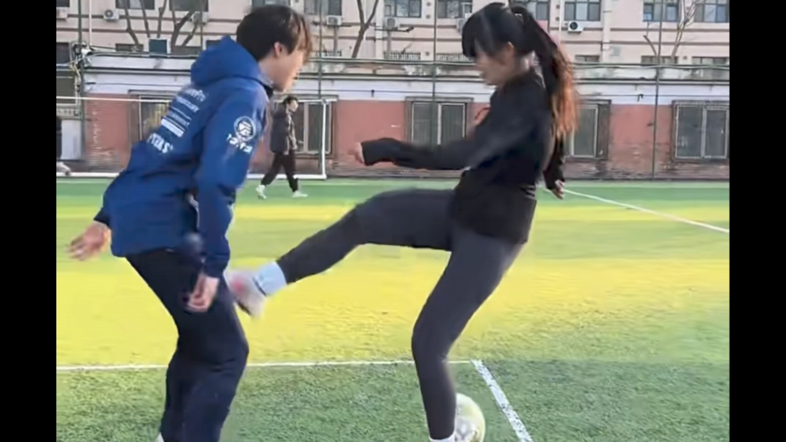 让你踢球没让你真踢球啊