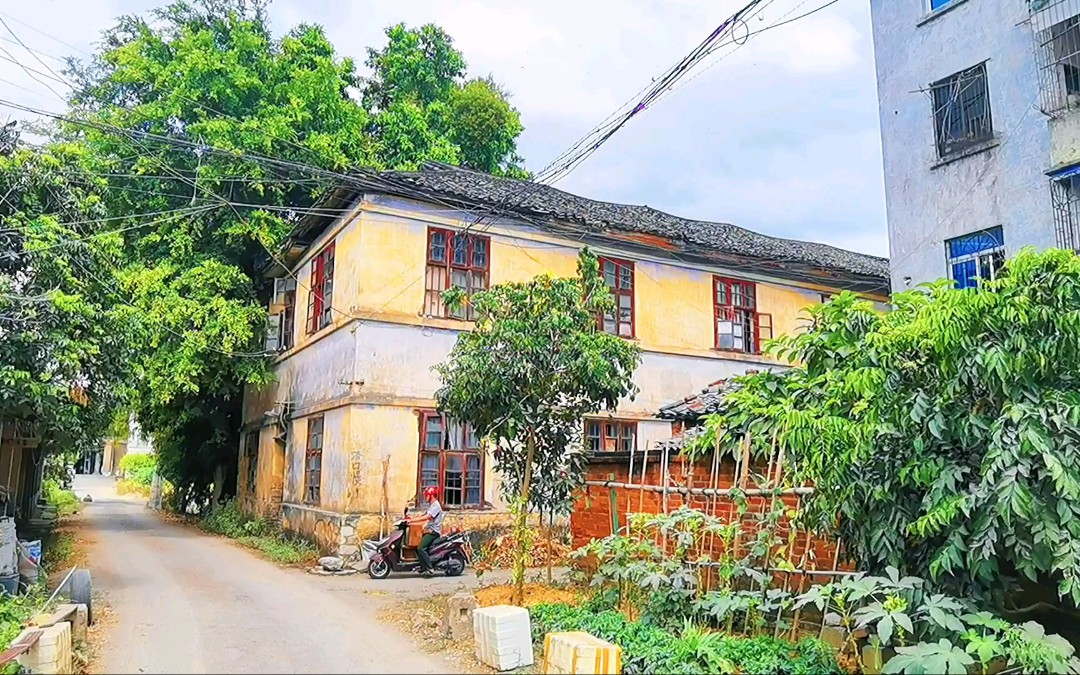 户外探索:探秘广西桂平一家老房子,二楼看上去有点危险了