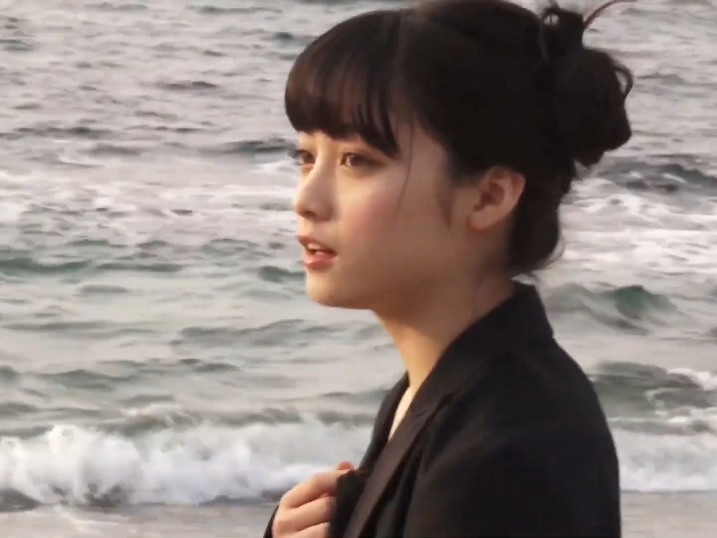 沙滩工作的桥本环奈