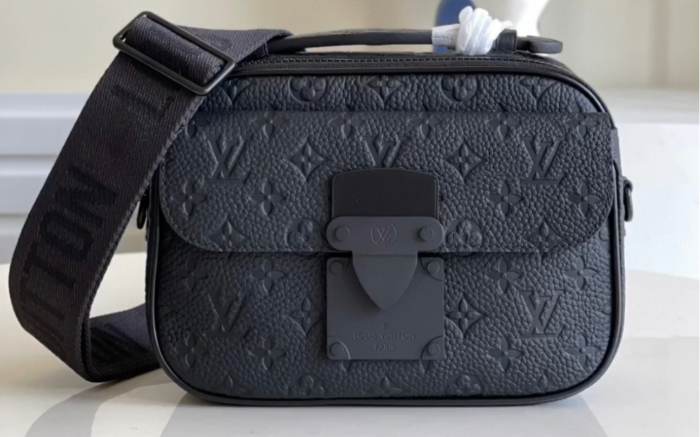 分享一下高仿lv路易威登m58489 本款 s lock 邮差包由柔软 taurillon