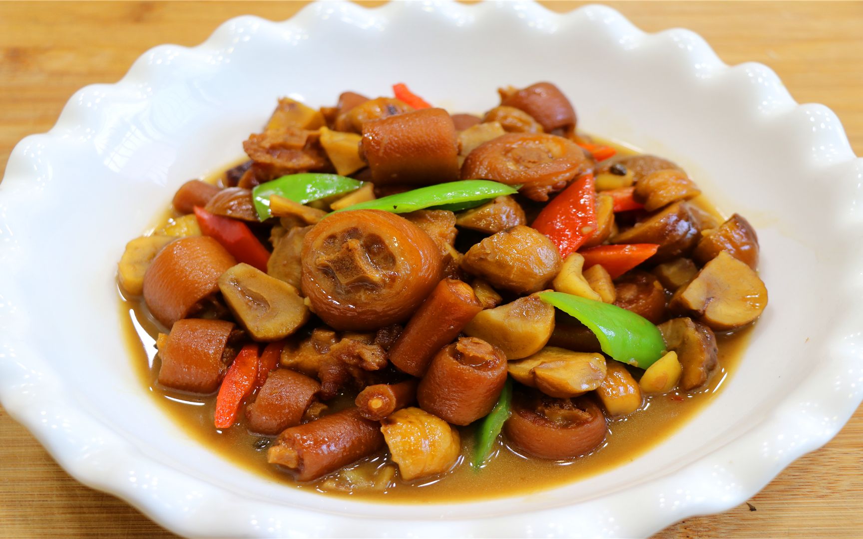 把猪尾巴和板栗一起烧,味道鲜香软糯可口,好吃到连汤汁都不剩