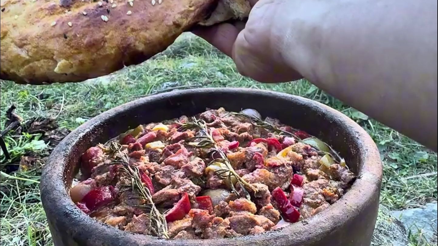 🥩 - 帐篷内陶锅炖炒羊羔肉+自然石窑烤牛里脊 🥩