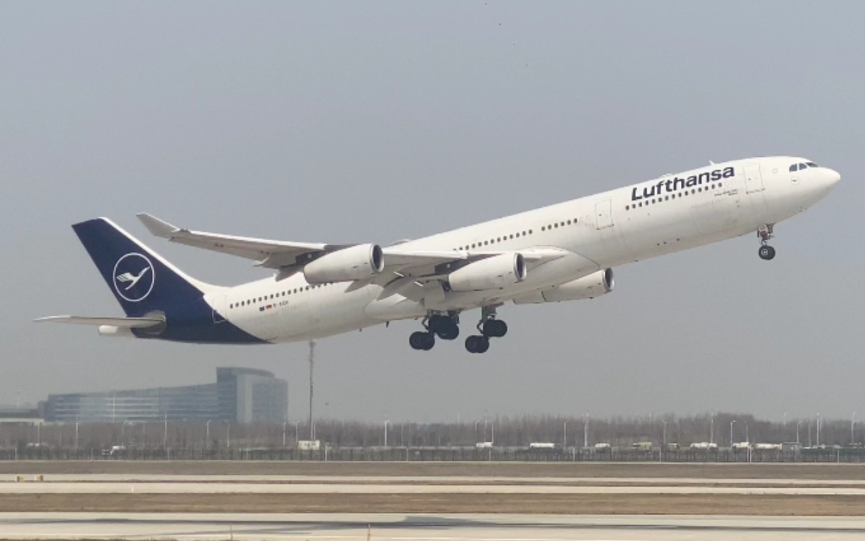 汉莎343胶东国际机场起飞