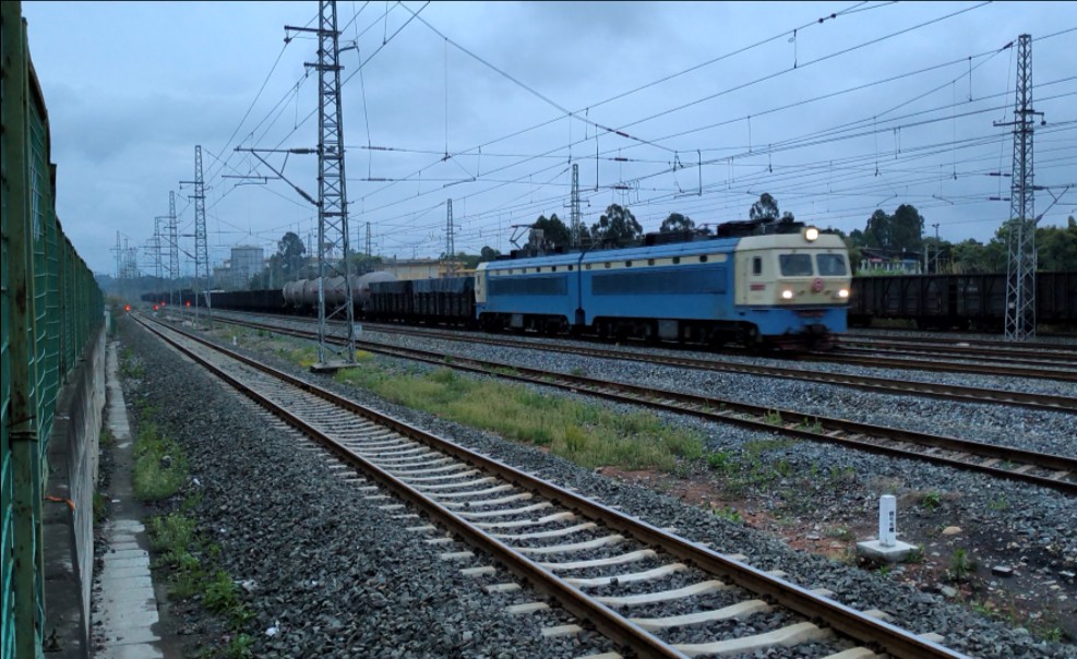 【成昆线普兴站】ss4-0718牵引混编货列通过普兴站下行线前往青龙场站