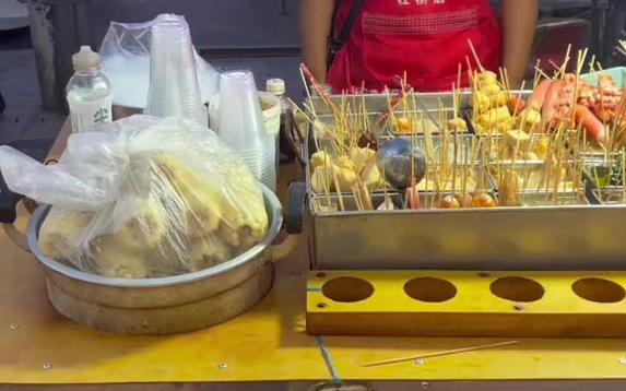 【街头美食】路边一元一串的关东煮小推车!串串种类好丰富!
