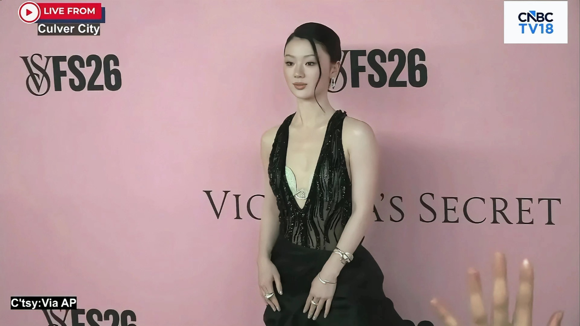单依纯出席2026维密大秀