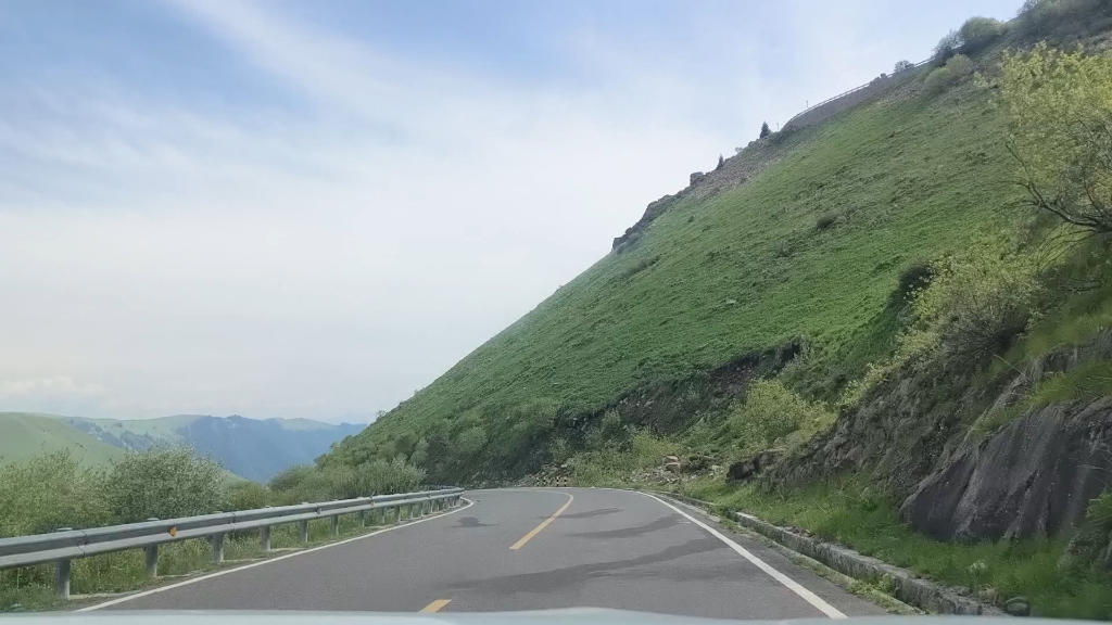 独库公路乔尔玛烈士陵园至那拉提东门景区路途风光
