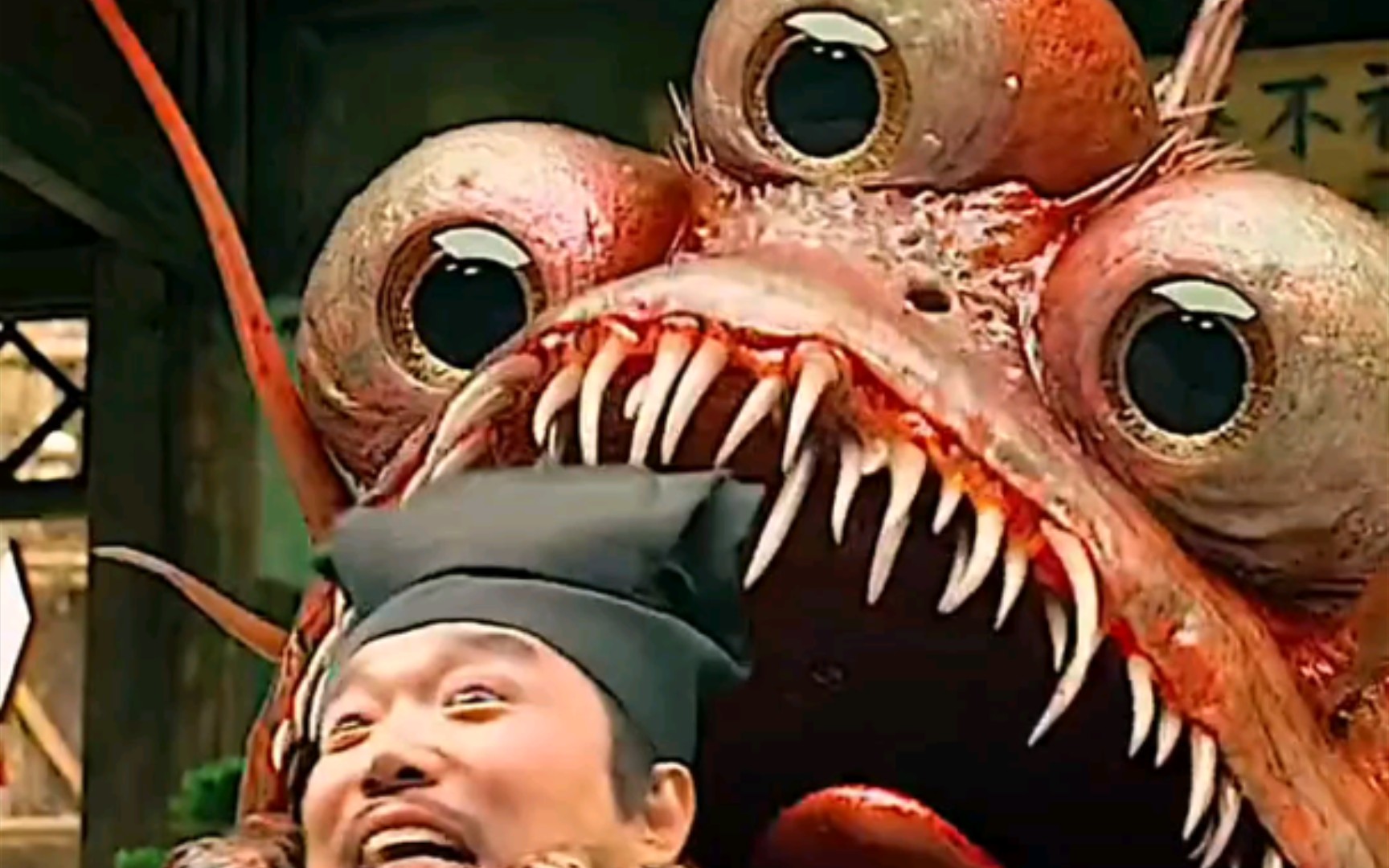 我以为这个小金鱼是个宠物,原来是个三眼大鱼怪 ,"个头瞬间膨胀千万倍