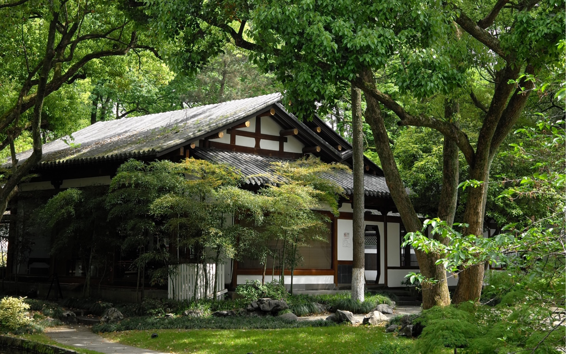西湖边超美的小众景点—云松书舍,1994年由金庸出资兴建.