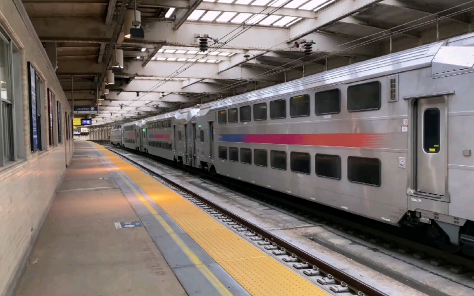 繁忙线路的双层地铁～美国新泽西州纽瓦克宾夕法尼亚车站