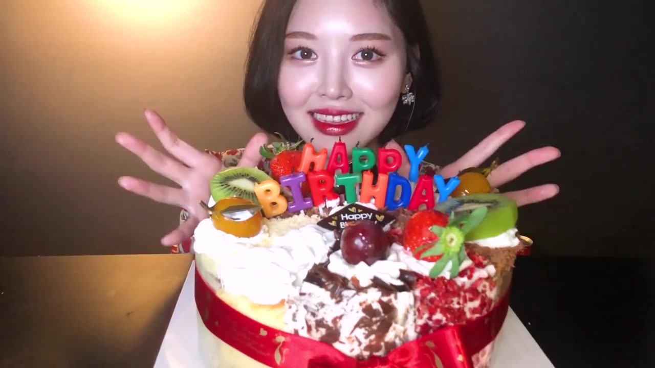韩国美女吃播文福姬小姐姐生日纪念蛋糕一盘吃播草莓巧克力芝士