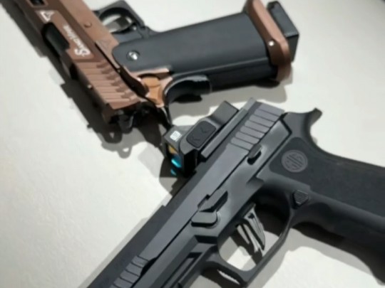 西格绍尔p320x5与2011蝰蛇零距离欣赏,你喜欢哪一把