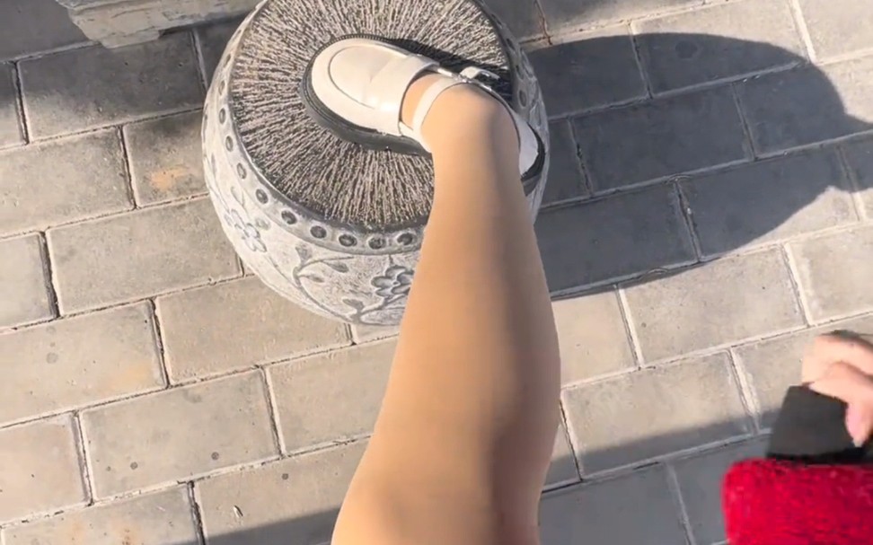 小白鞋和光腿神器更漂亮哦,哥哥你觉得呢