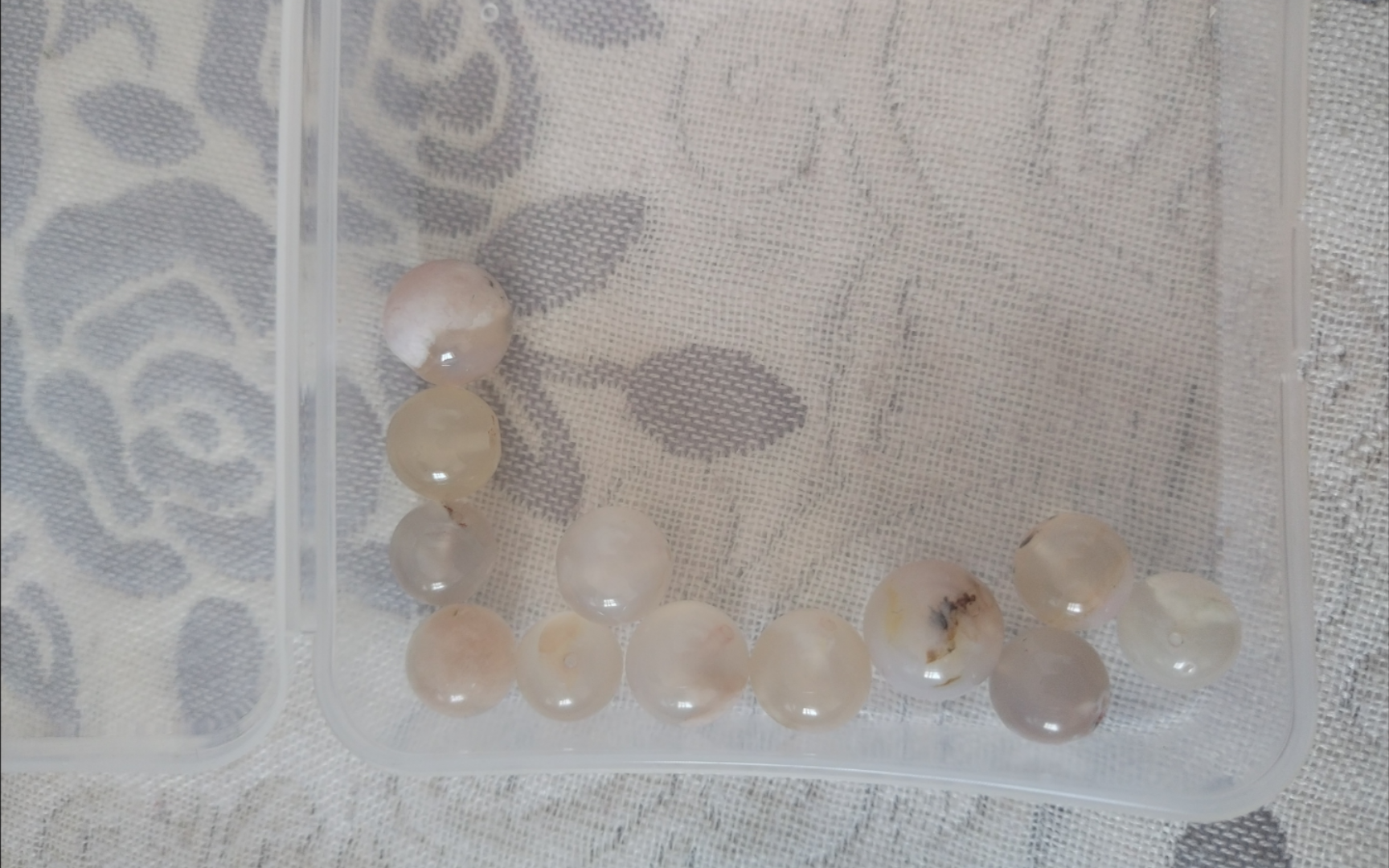 樱花玛瑙,散珠,孔道轻轻轻微染色