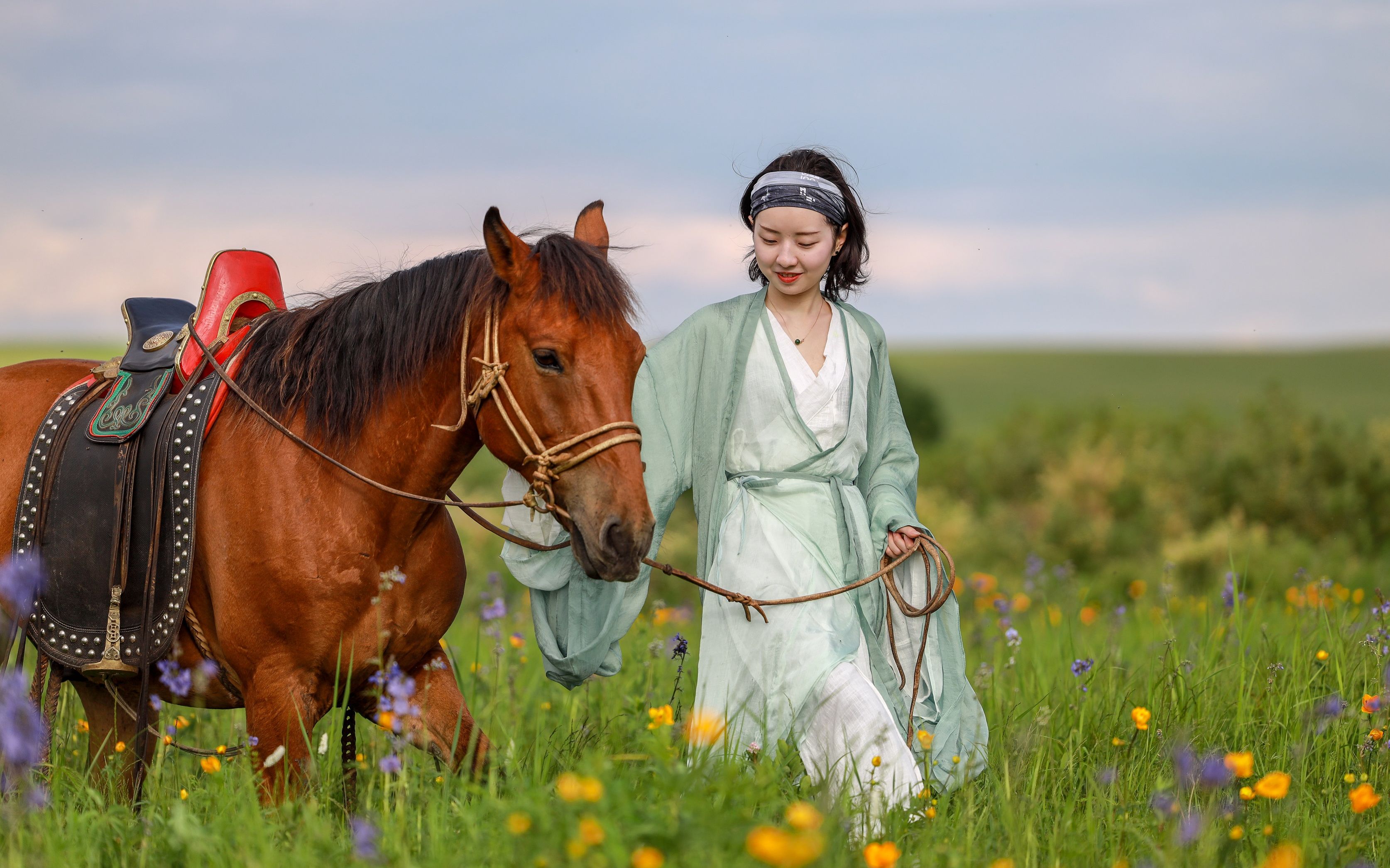 心中总有关于策马江湖的梦马背上坐着浅笑盈盈的女子