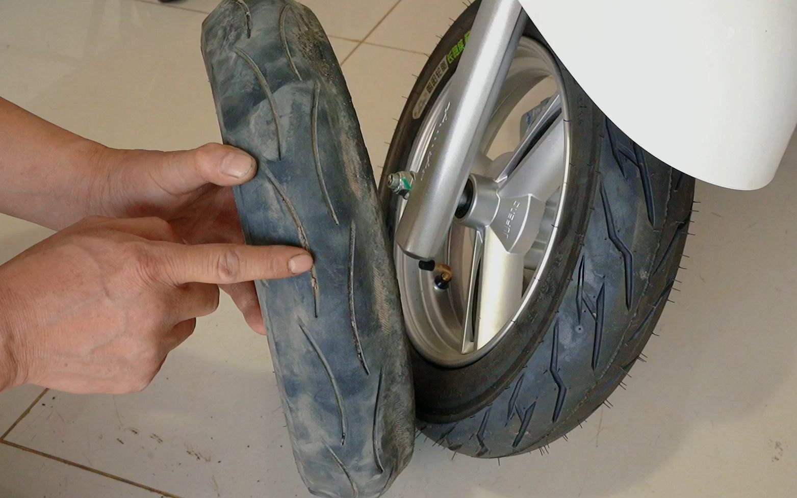 电动车轮胎磨损标记图片