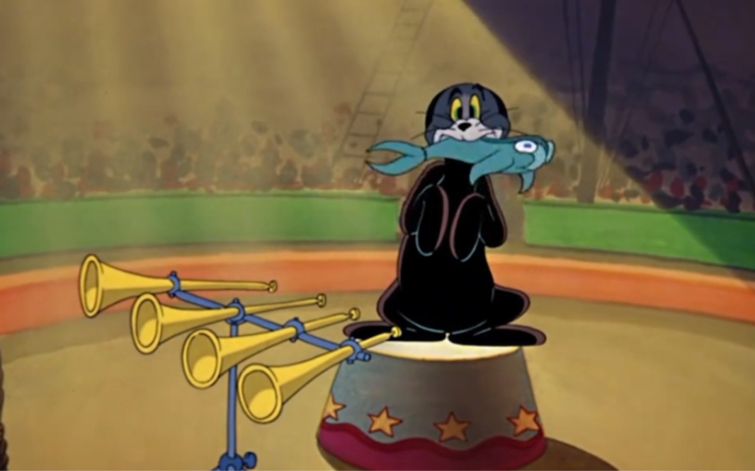 汤姆被抓到马戏团穿着海豹服装还有鱼吃