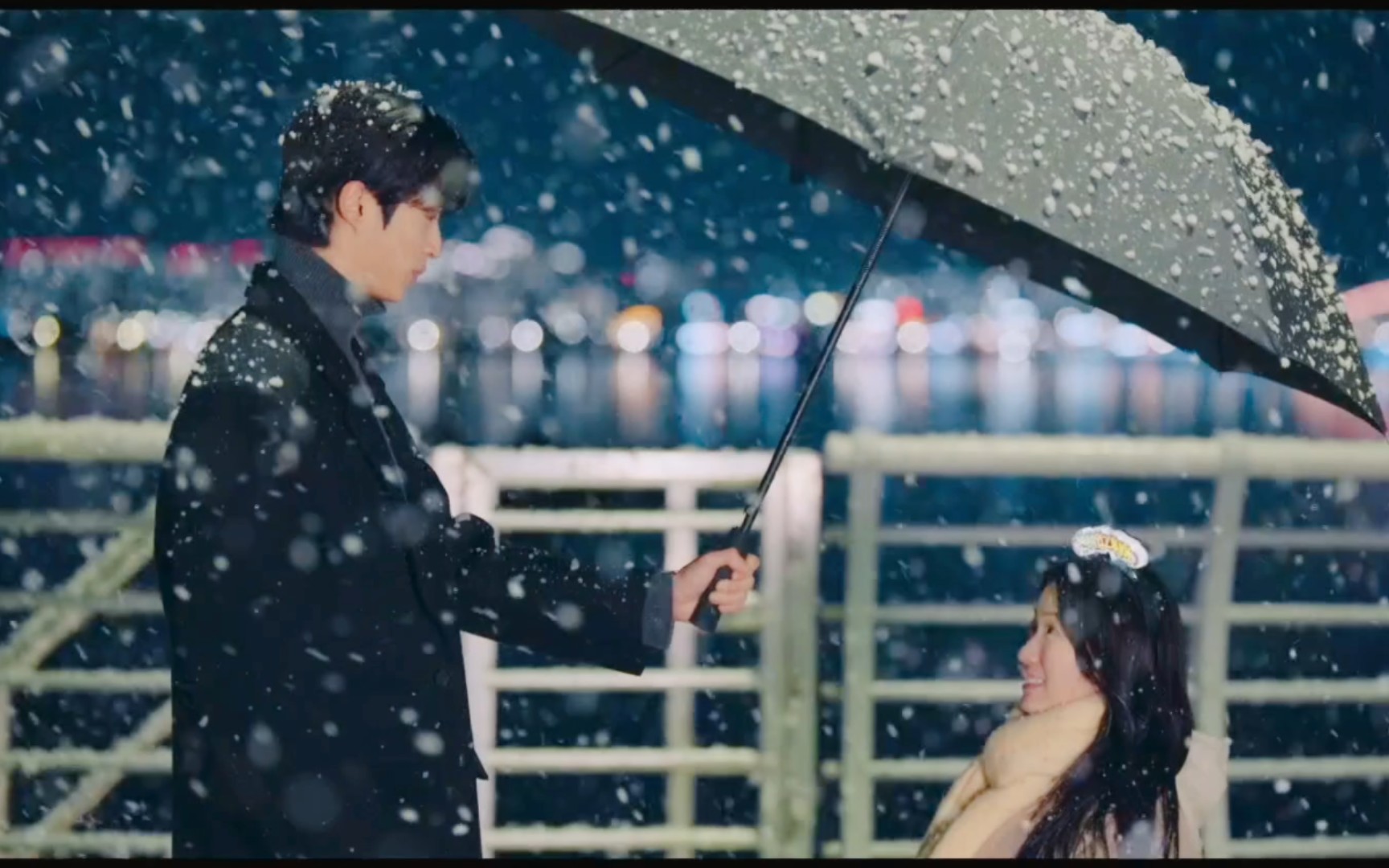 【背着善宰跑】第一集 撑伞让我想起《偶然发现的一天》