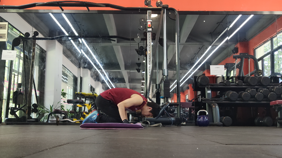 团身俯卧撑.4个