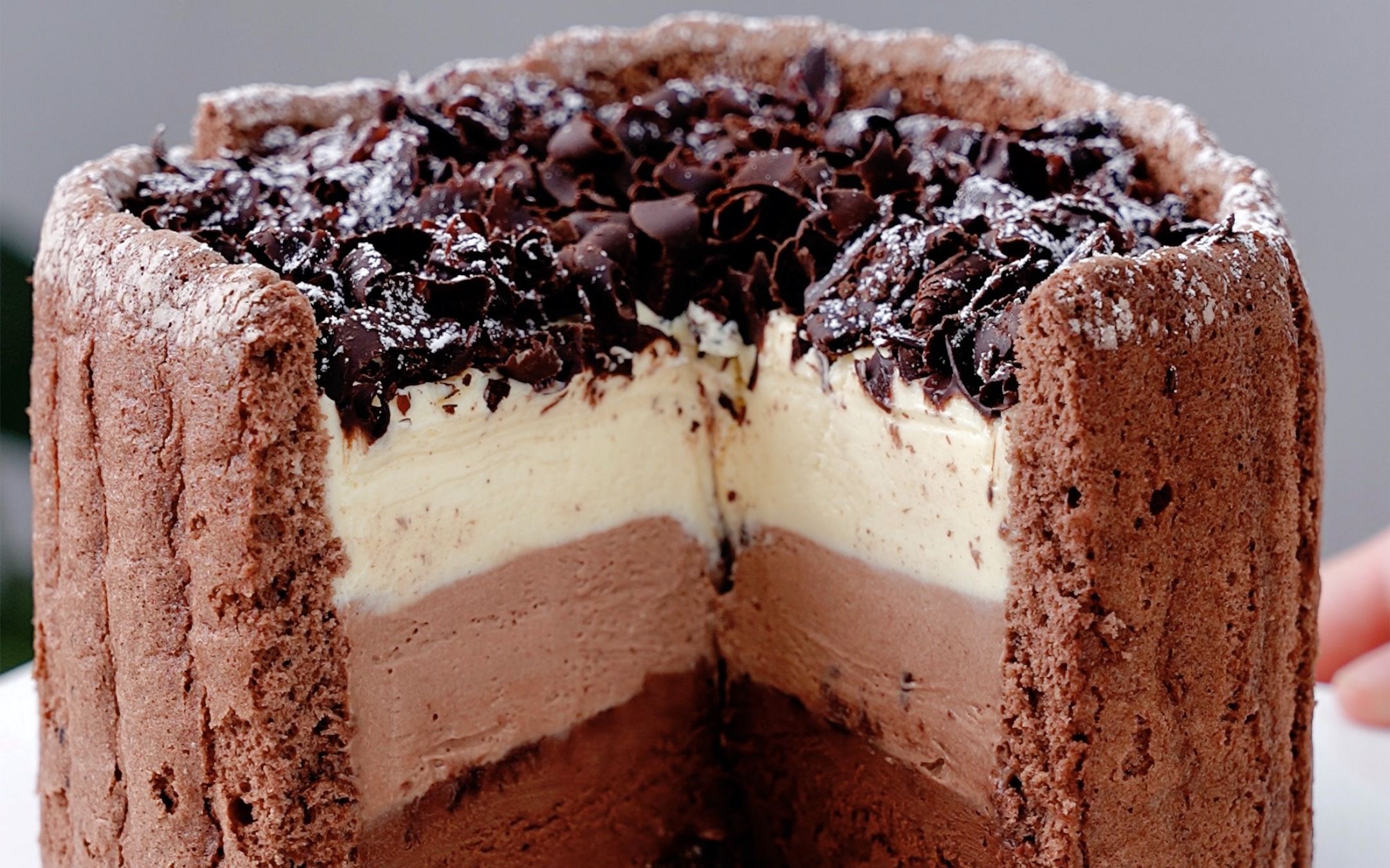 三层巧克力慕斯的夏洛特蛋糕,一口下去丝滑浓醇人间值得