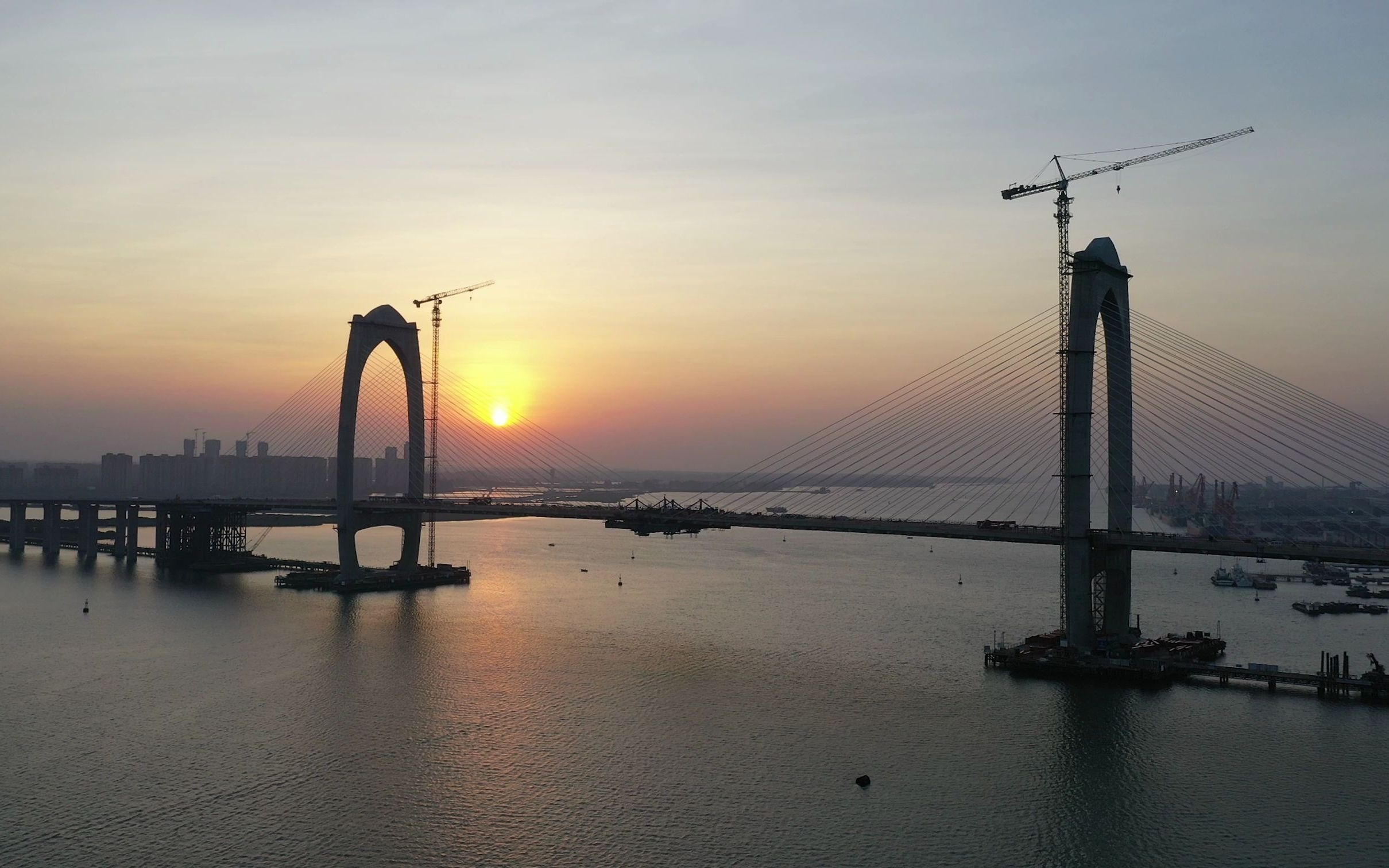 广东茂名水东湾大桥中跨合龙,全桥贯通