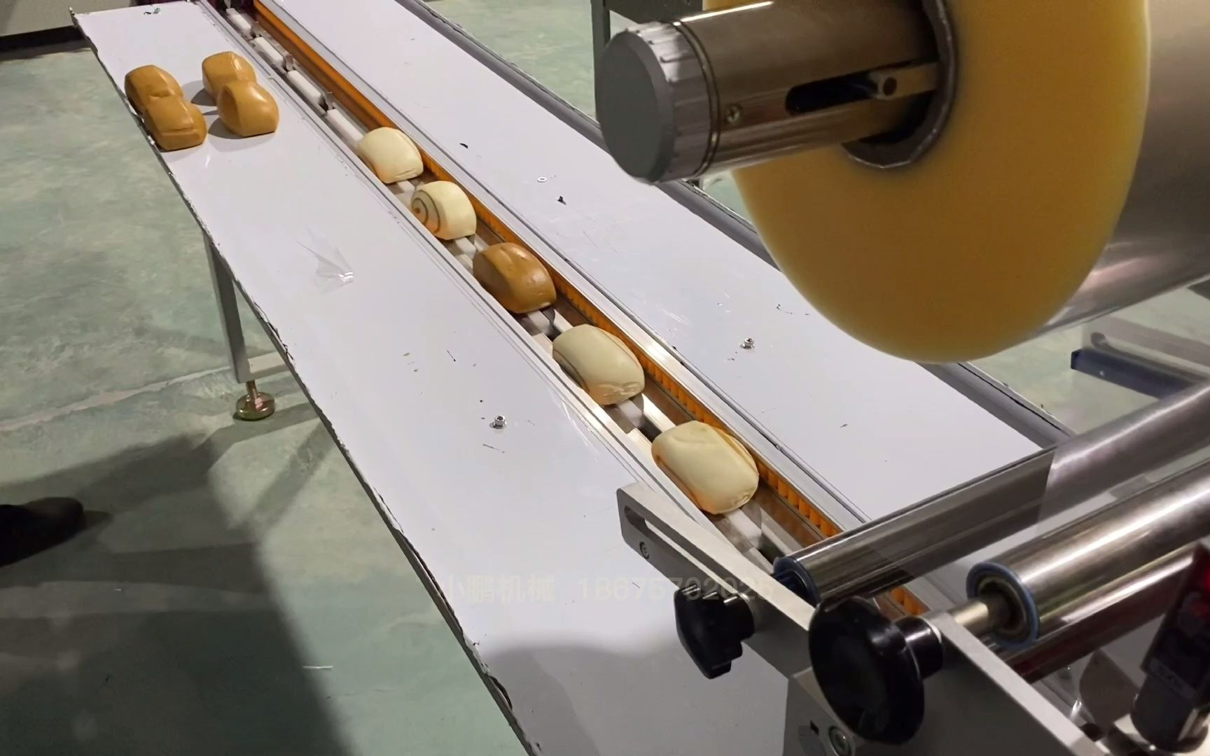 小鹏食品包装机单个馒头独立包装机全自动托盘包子馒头包装机产地货源