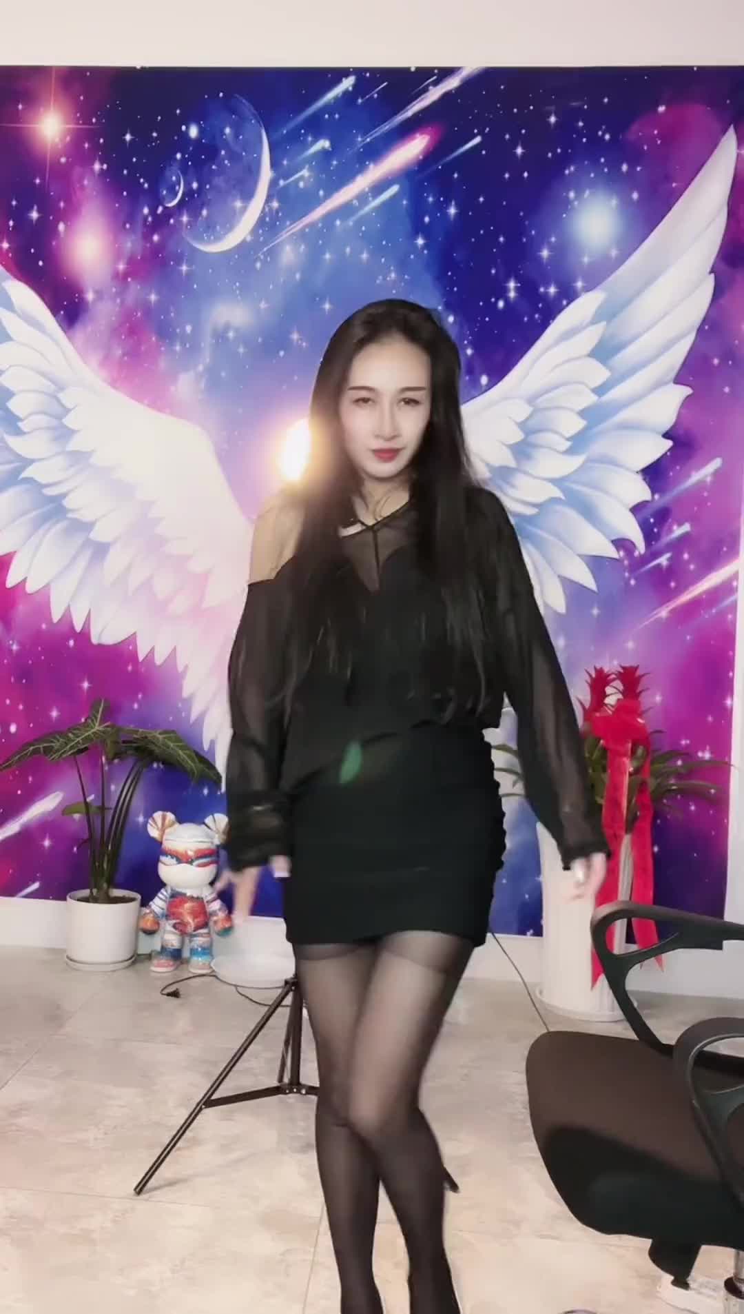 户外唱歌真人真唱舞台无处不在才艺主播户外直播现场随便舞一个