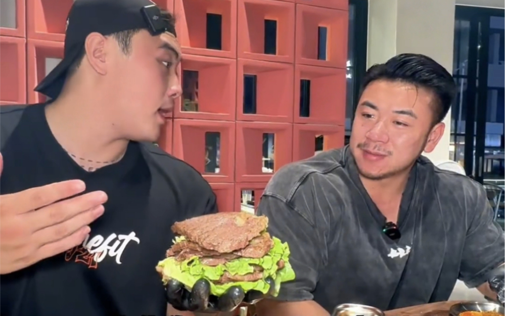 921李鸿潇带师兄程亦山进行高强度饮食训练,这波秘制小汉堡大家学会了