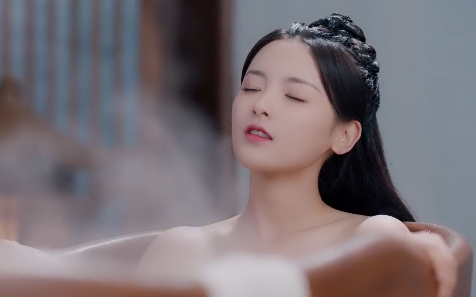 洗澡戏是怎么拍的?杨超越自娱自乐化身"花仙子"《且听凤鸣》