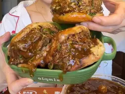 Download Video: 大口吃肉夹馍 烧饼夹肉 串加锅盔，一嘴咬不住的爆馅~~~