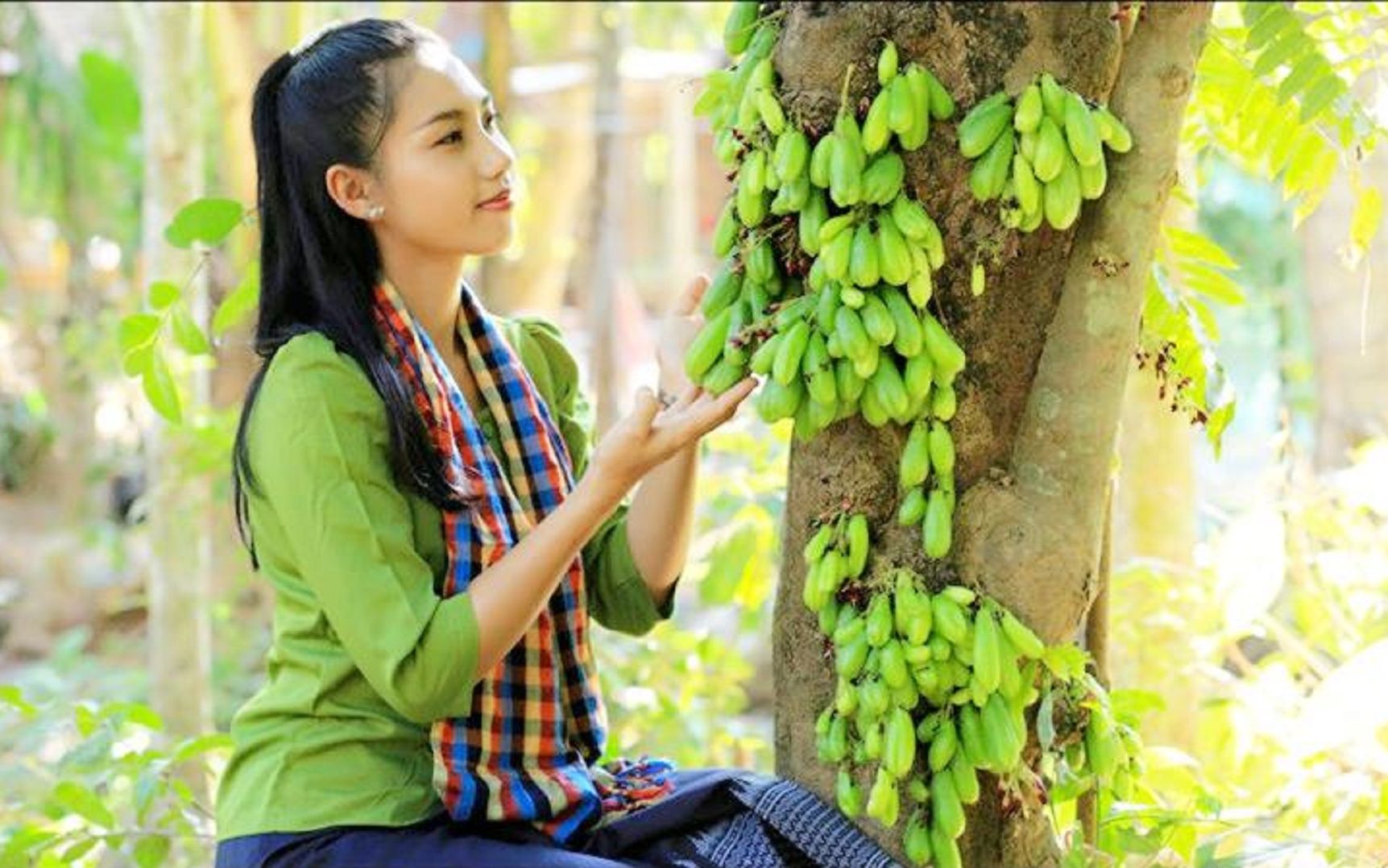 越南李子柒,香蕉树芯炖鲜鱼,好悠闲的乡村生活啊