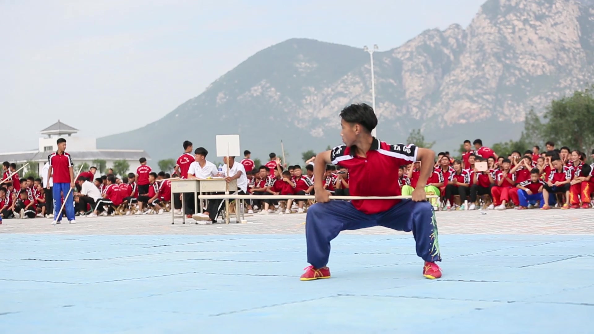 武校男孩演练阴手棍这身手没得说很厉害