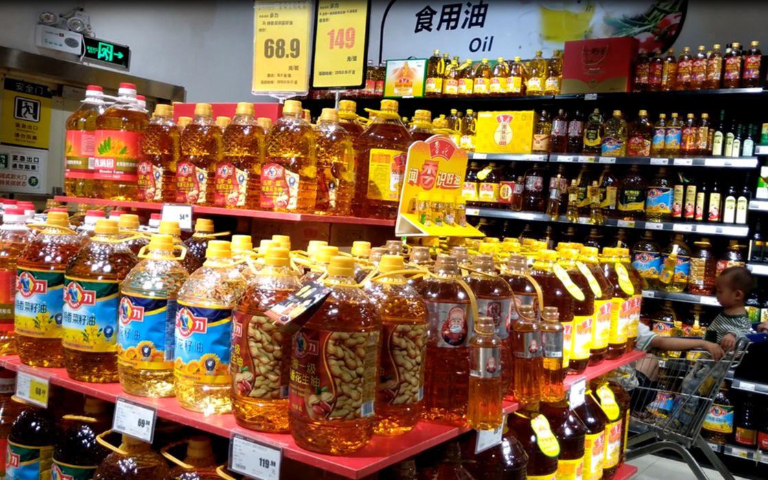 为什么超市卖的食用油,30块钱能买一大桶?看完才清楚背后猫腻