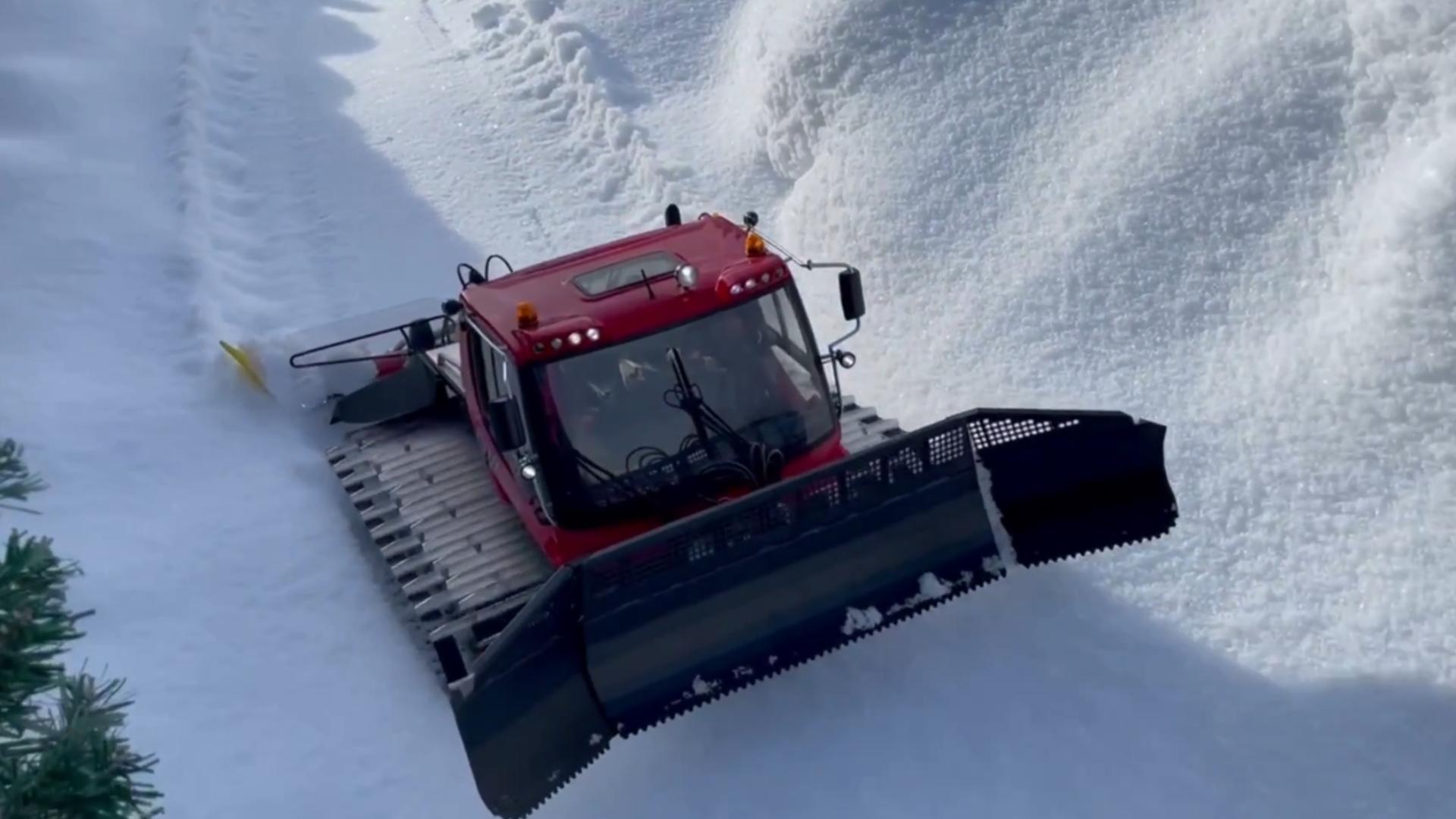 还是老外会玩~rc履带铲雪车