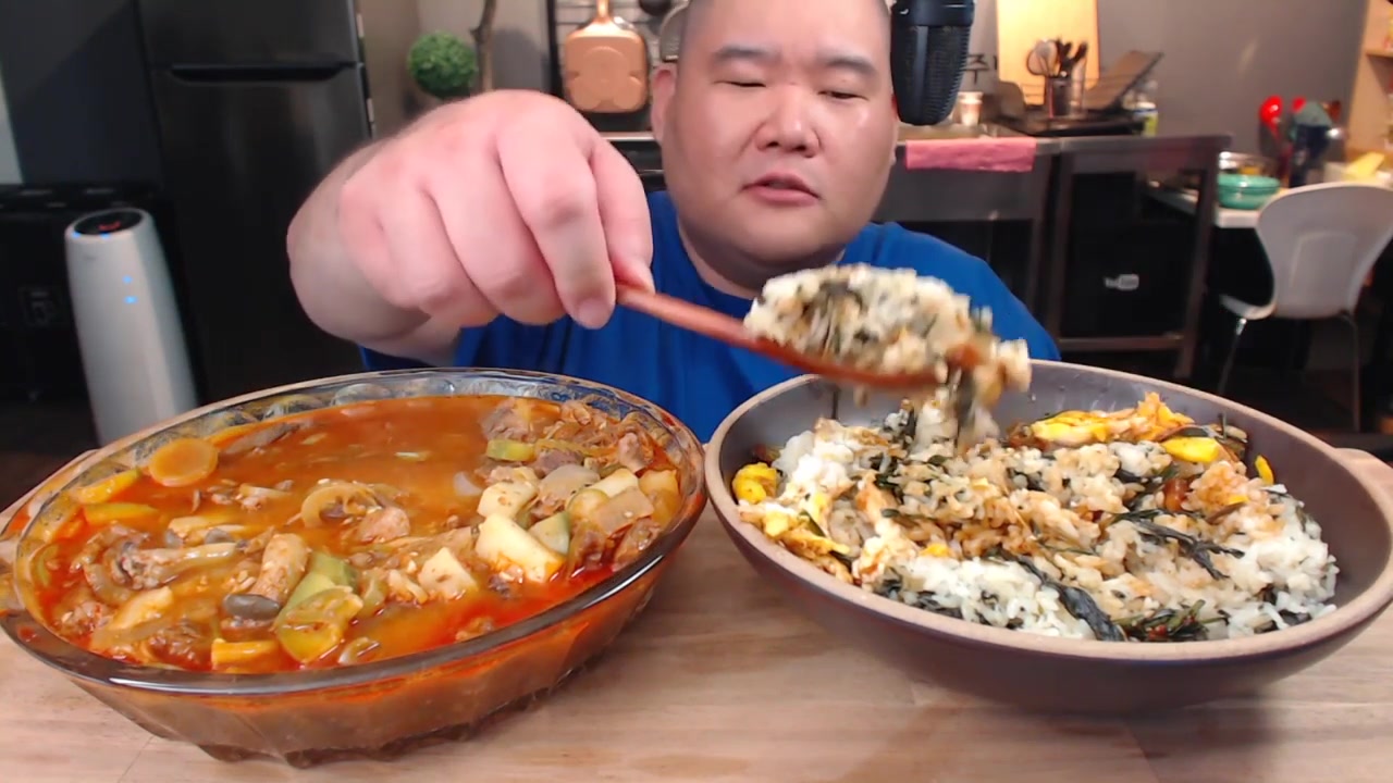 韩国吃播胖哥吃牛肉大酱汤山蒜酱拌饭吃得太香了