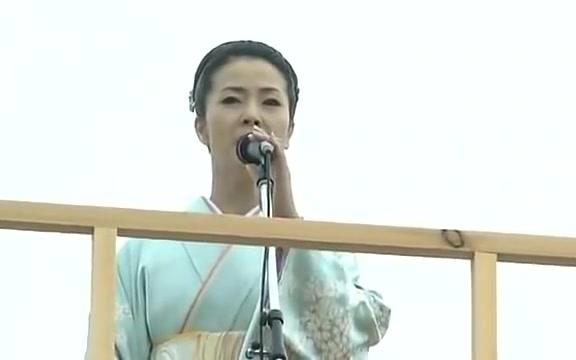 [图]日本著名演歌歌手坂本冬美在2011年植树节开幕式领唱《君が代》