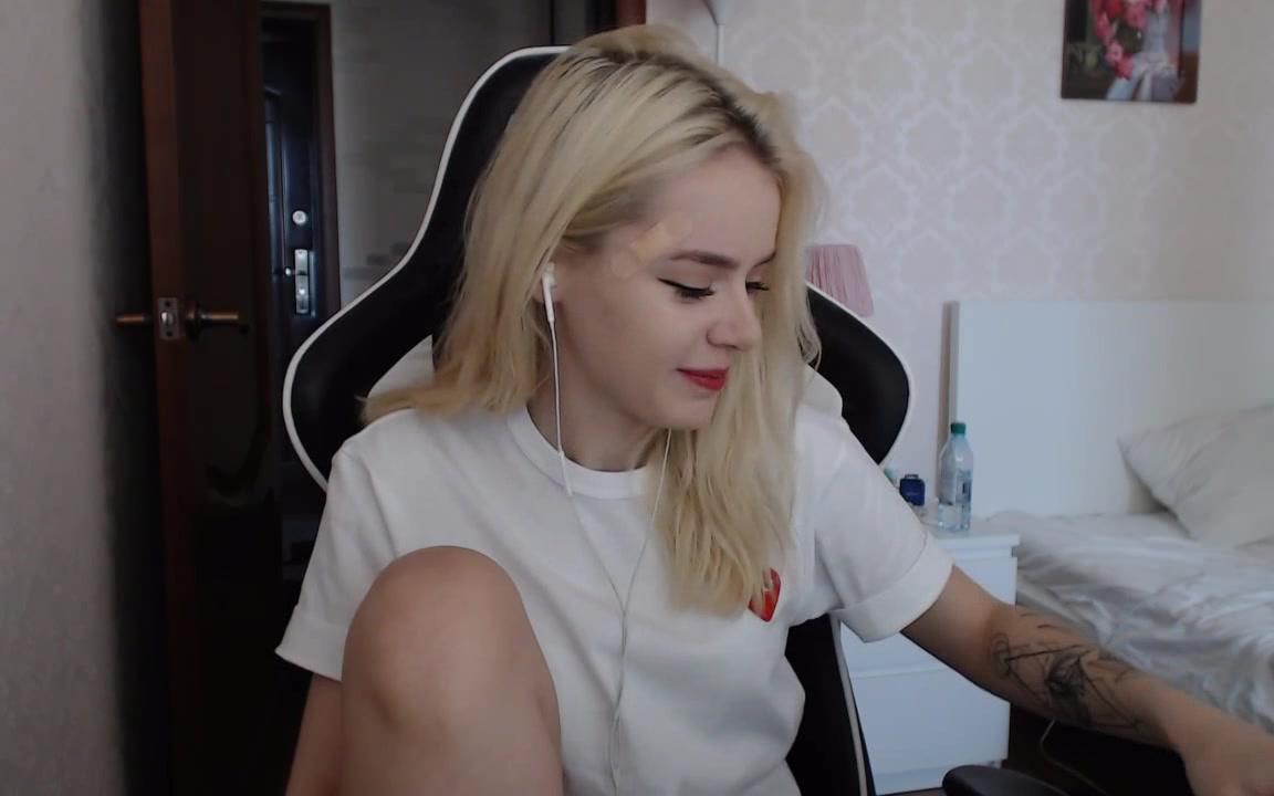 Blonde Streamer