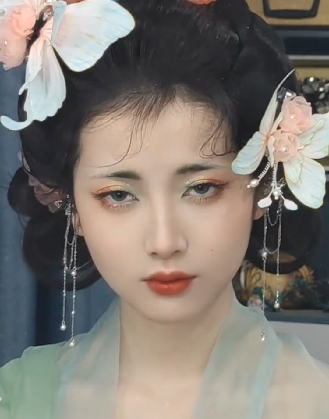 女子一秒变换古装惊艳众人,就连头上的蝴蝶都栩栩如生